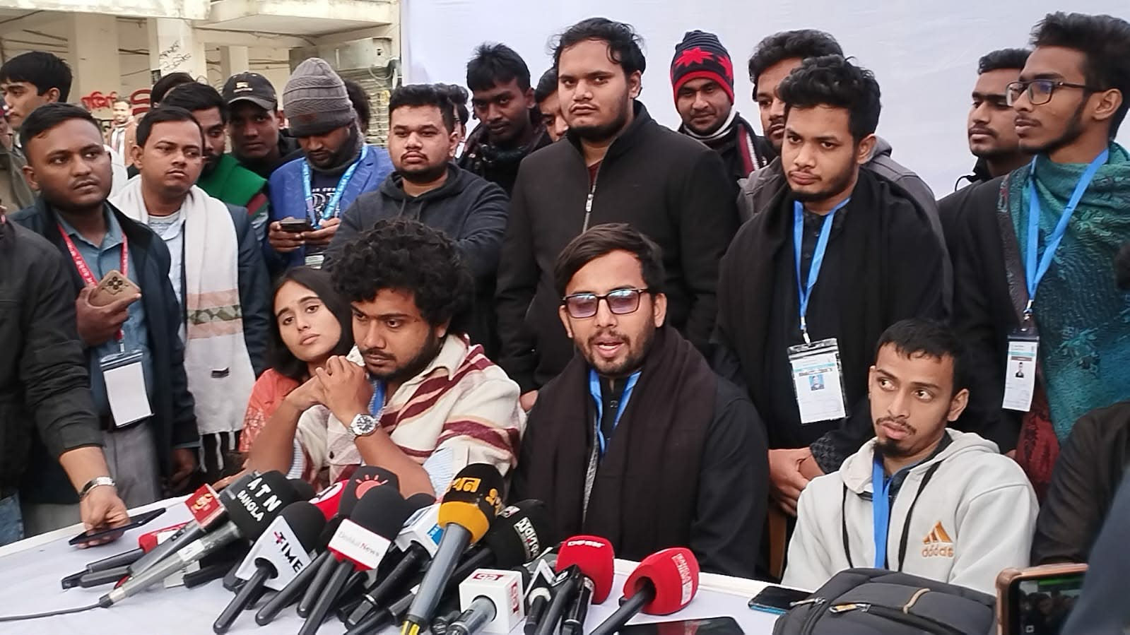 ব্যালট নম্বরের টোকেন নিয়ে বুথে প্রবেশের অভিযোগ ছাত্রদল সমর্থিত প্যানেলের