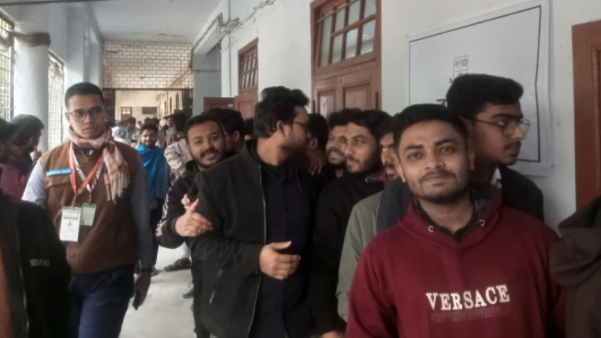 জকসুতে পছন্দের প্রার্থীদের ভোট দিচ্ছেন রসায়ন বিভাগের শিক্ষার্থীরা